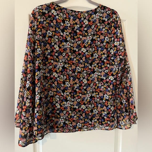 Violet + Claire Multicolor Floral V-Neck Blouse Women’s Size Medium - Picture 4 of 13